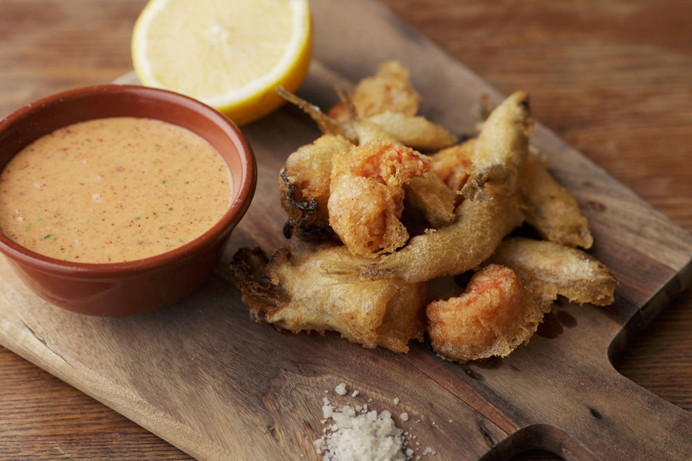 魚介のフリット アリッサソース マヨネーズと和えて、辛味の効いたソースに変身。ビールを加えた衣でサックリ揚げたワカサギやカキなど、淡白な魚介のアクセントに。