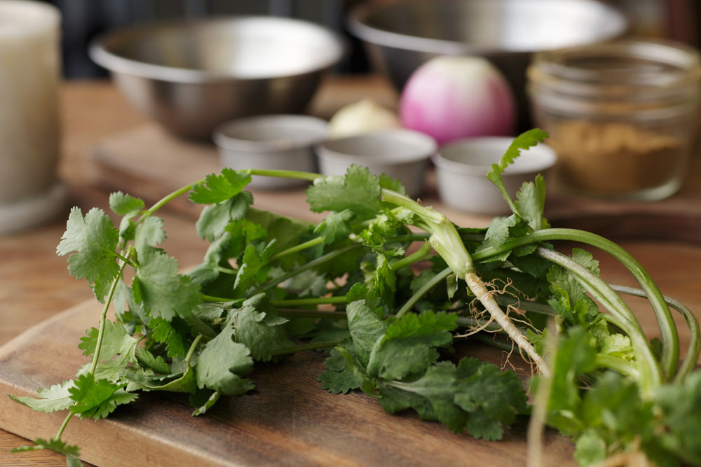 フレッシュの香菜をプラス 仕上げにフレッシュの香菜を刻んで加えることで、香り高いアリッサに。爽やかな刺激を残すため、他の材料を炒め、火を止めた後に混ぜ合わせる。