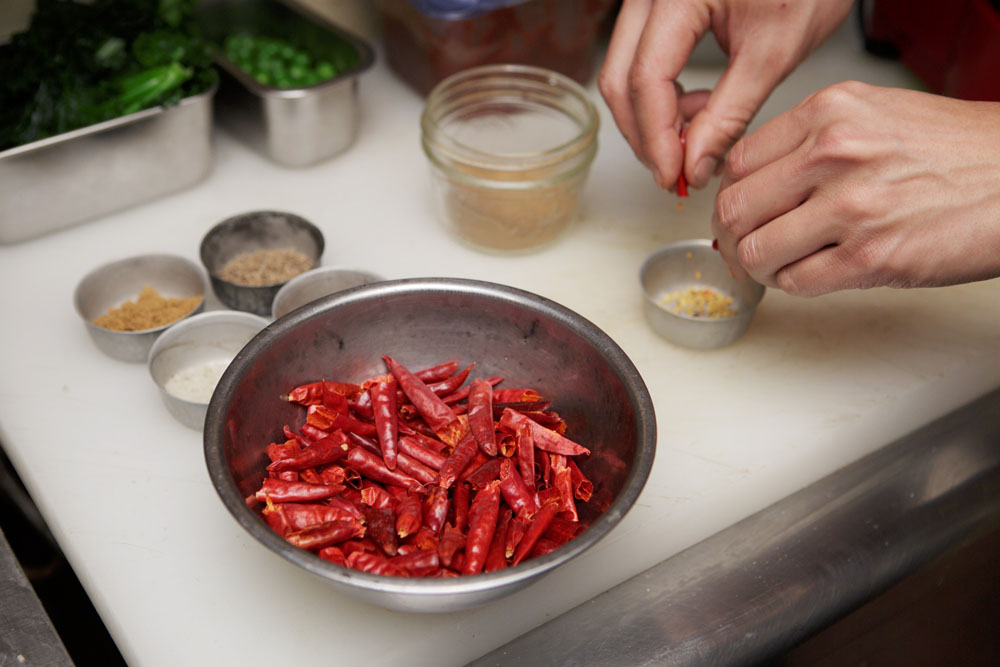 赤唐辛子の種を抜く