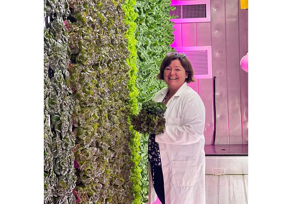 （写真）チーフ・オペレーション・オフィサーとして、ロンドン内４カ所全てのファームを総括するニッキー・タメーダさん。英国を代表する新進気鋭のシェフ、オリー・ダボーのミシュラン一ツ星店「ハイド」「ハロッズ」「フォートナム＆メイソン」など、プレステージの高いクライアントを擁する。