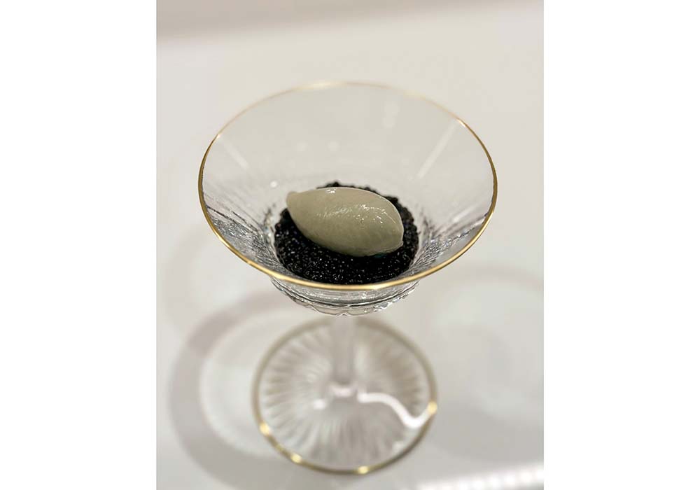 （写真）「牡蠣のアイスクリームとソローニュ産キャビア」。新店では充実したワインリストはもちろんのこと、300種類に及ぶリカー、様々なお茶を取り揃えた。