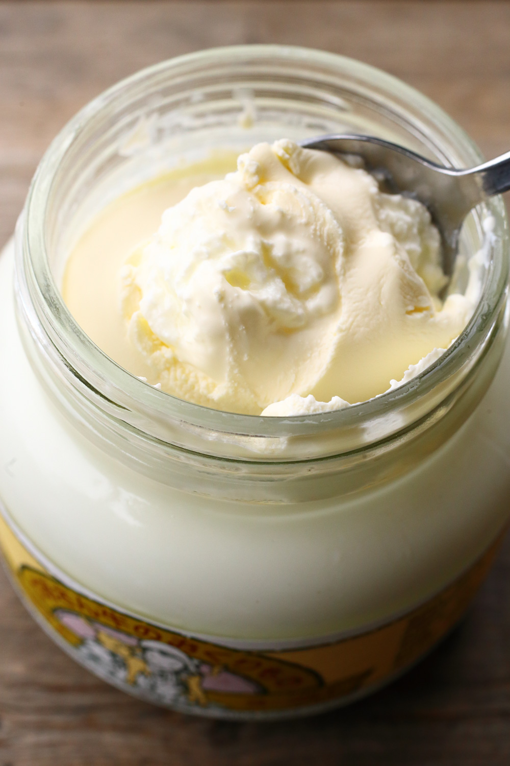 磯沼ミルクファームの「ジャージー プレミアムヨーグルト」。上層のクリーム層はマスカルポーネのような口当たり。パン等につけて食べても美味。