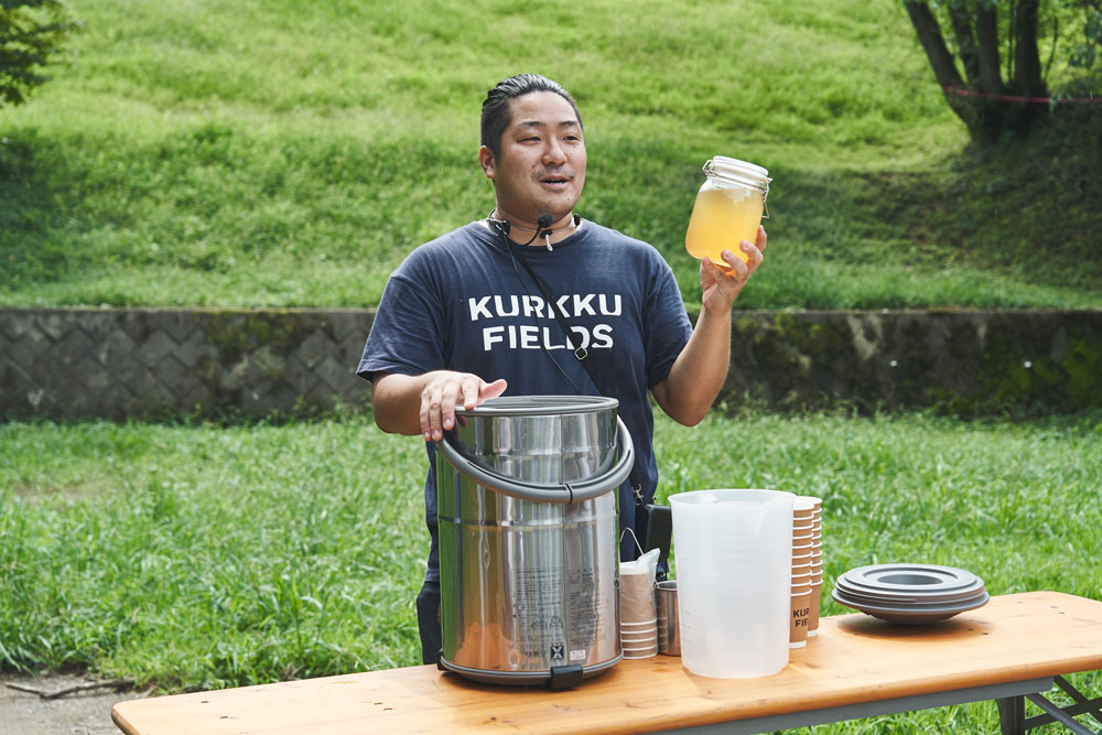 探索の合間にティーブレイク。クルックフィールズ内のレストラン「perus（ペルース）」のサービスとドリンクを担当する小高光さんが、クロモジ茶と発酵ハチミツで作ったドリンクを提供。