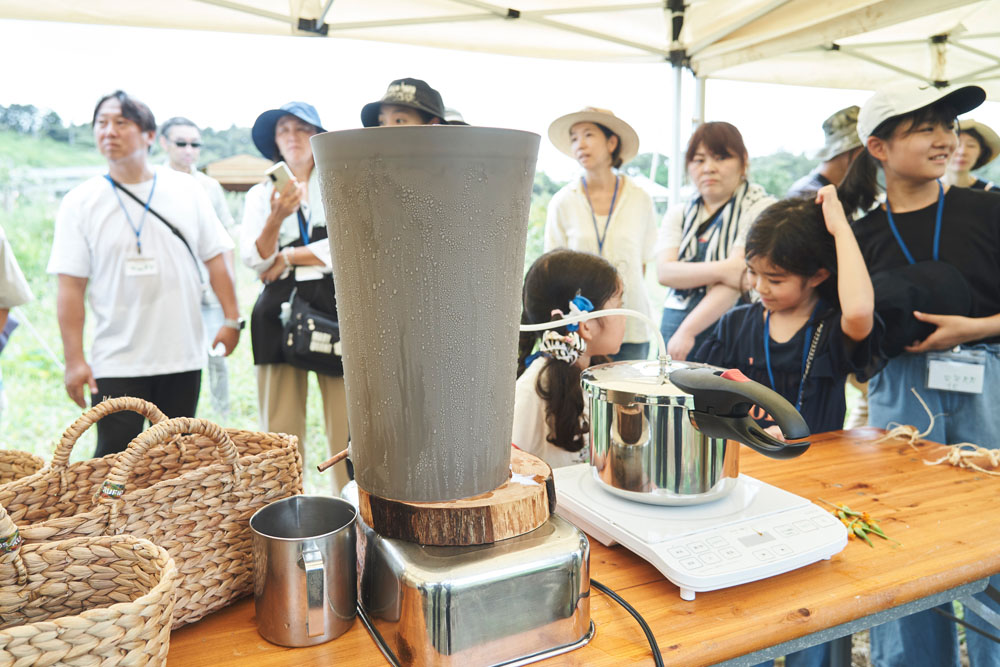 参加者が収穫したハーブを圧力鍋に入れて、水を加え、火にかけます。植物に含まれる成分を蒸気に移して抽出します。