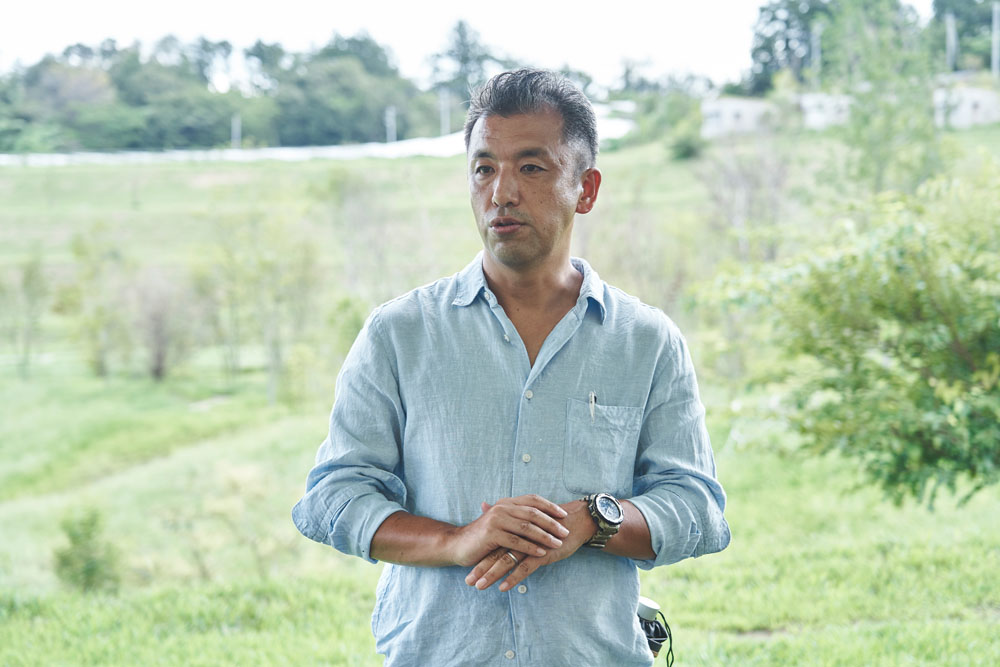 豊増洋右さん。農業体験や農場研修の企画・運営、有機農業や里山再生に関する講演・コンサルティングなども手掛けています。