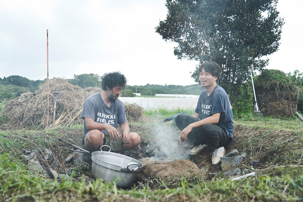 巣を間近で観察。巣穴のひとつにひとつに蜜が詰まっています。ミツバチのクラフトワークに感動！