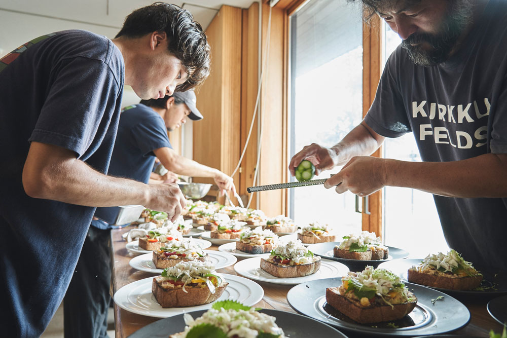 その魚でオープンサンドを制作。場内のベーカリーで焼いた食パンにポテトサラダ、鯛のほぐし身、畑で収穫した野菜やハーブをたっぷり盛って。
