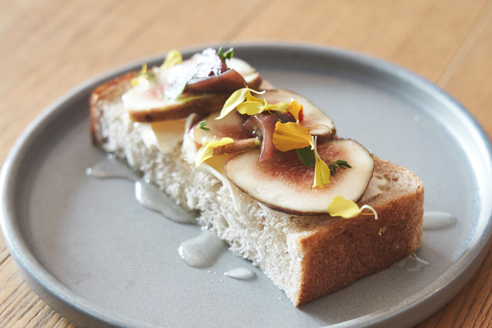 デザートは、自家製のマスカルポーネチーズとワンドロップファームのハチミツで。イチジクとエディブルフラワーをトッピングして。