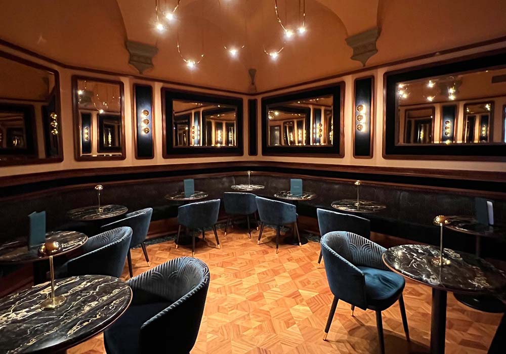 （写真）ホールは二つ。奥の部屋は大理石のテーブルと深いブルーのファブリックが落ち着いた雰囲気を醸す。