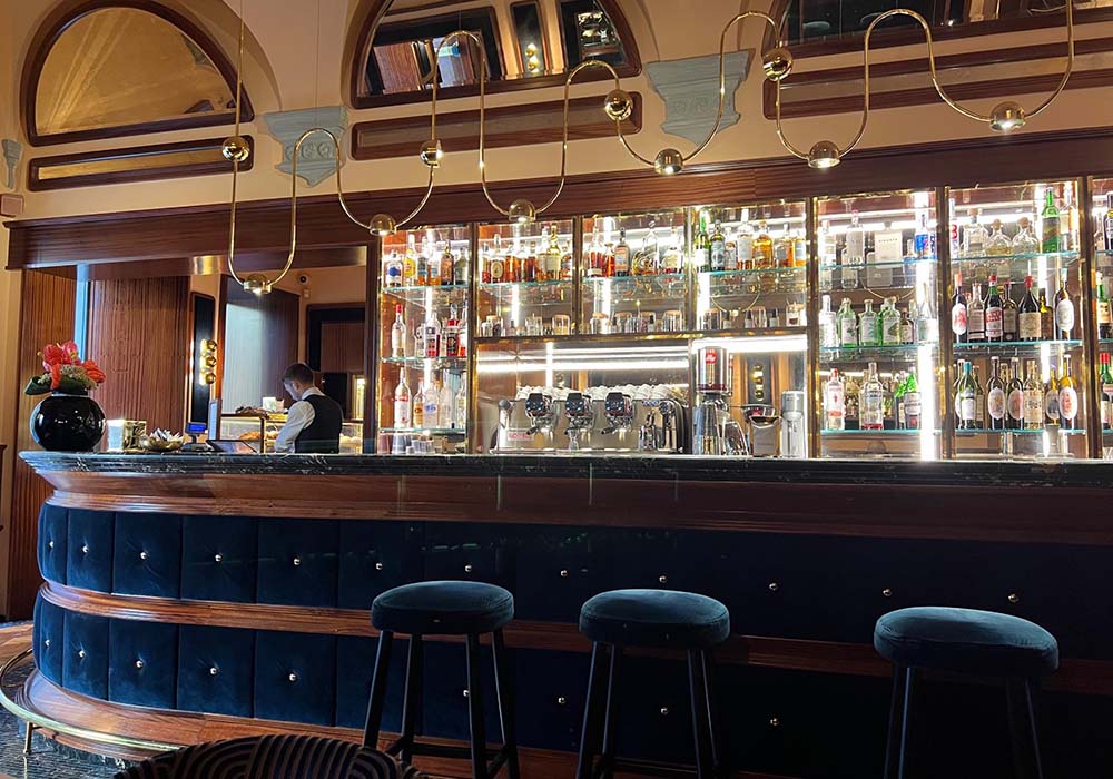 （写真）重厚な造りのバーカウンター。