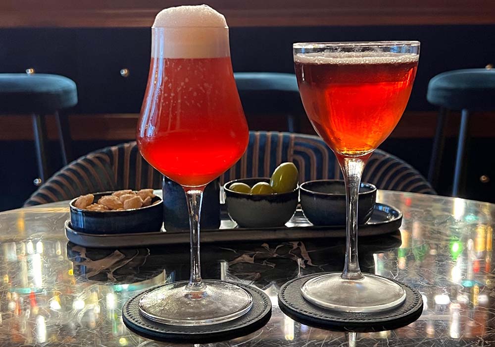 （写真）「ネグローニ・シェケラート」（右）と「ニトロ・ネグローニ」各15ユーロ。シェケラートは、ジン・セブン・ヒルズ、ヴェルモット・カルパーノ・アンティカ・フォルムラ、カンパリ・ビターをシェイク。ニトロは、ジン・タンカレーNo.10、ヴェルモット・デル・プロフェッソーレ、カンパリ・ビターにNO2（二酸化窒素）を注入してクリーミーな口当たりのカクテルに。