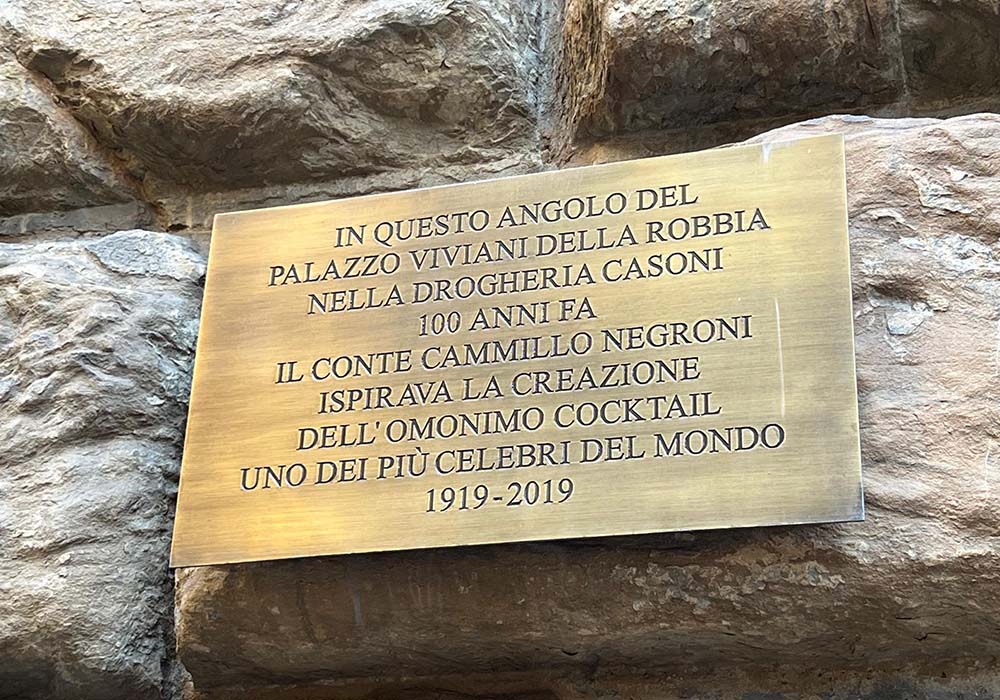 （写真）外壁に残るプレート。ちなみに正確には、ネグローニはジャコーサで誕生したのではなく、その前にそこで営業していた食料品店で作り出された。その後、カフェ・ジャコーサでのネグローニが有名になり、ジャコーサがネグローニ発祥の店という通説が出回った。