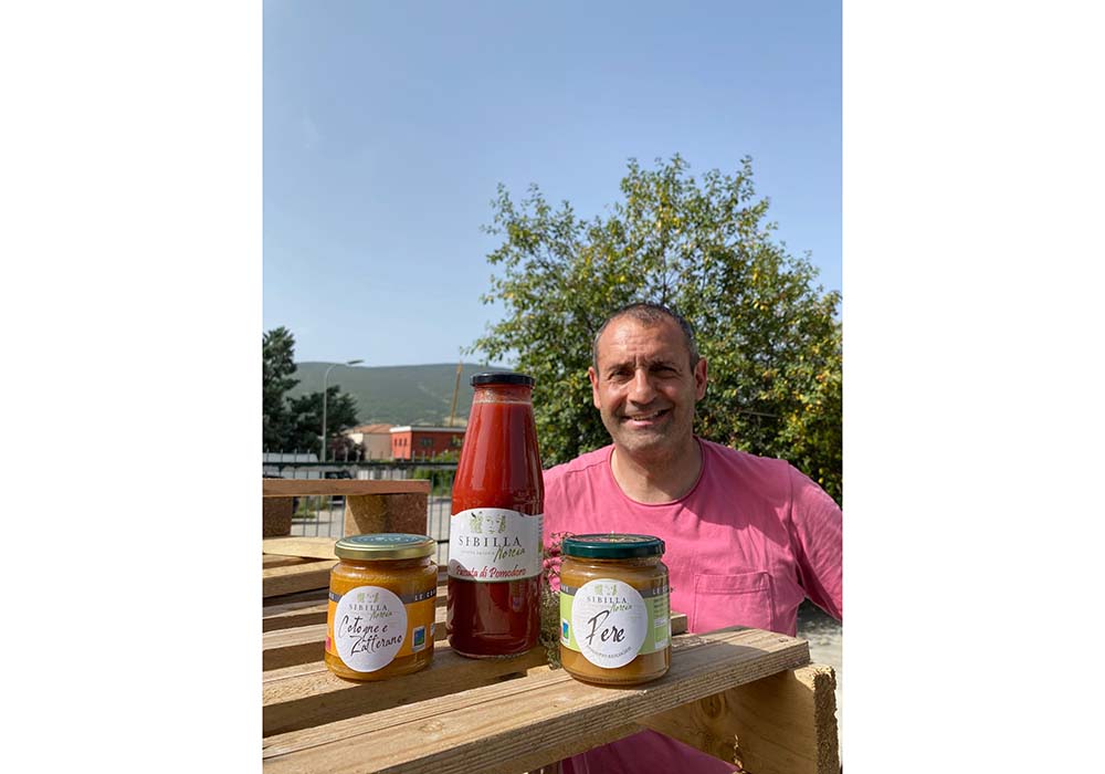 イタリア中部・ウンブリア州の山里ノルチャで30年前から有機農業でブルーベリーやカシス、洋ナシなど主にフルーツを栽培し、ジャムやジュースに加工販売している「シビッラ」のオーナー、エンリコさん。生産物の約30％をローマの学校に納品する。シビッラ社のオーガニックジャムは同村にあるラグジュアリーホテルの朝食でも提供されている。