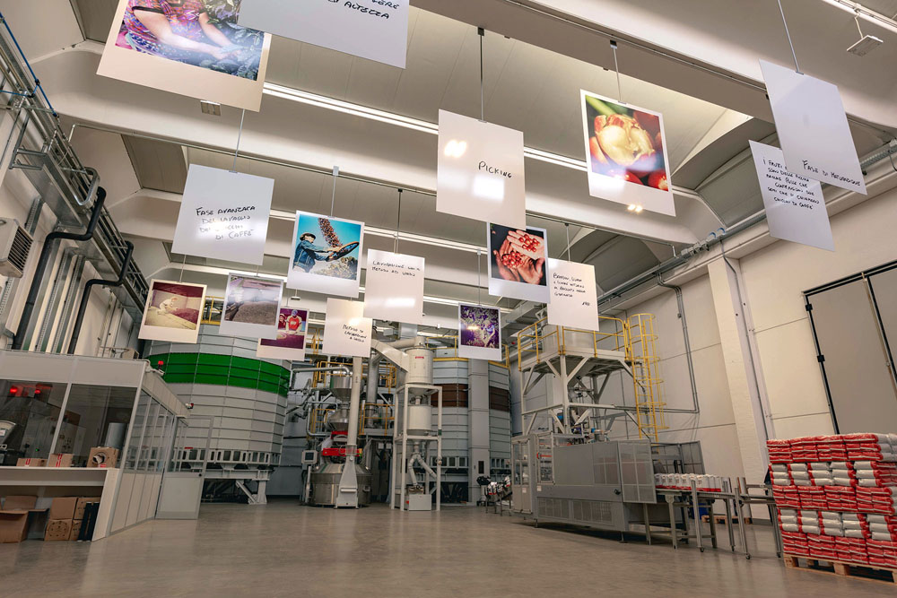 コーヒー豆を飲料に変えるバリスタ