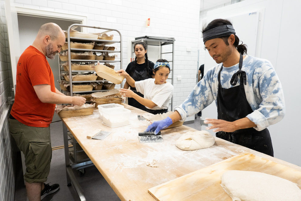 （写真）ベイカー兼ペストリーシェフの宮脇のぞみさんは、「ヴァーネル」で司さんと出会い、今回初めての海外暮らし。働き方がゆったりしていることと、同僚同士が上下関係を気にせず、率直に意見を言い合えることにカルチャーショックを受けたそうだ。