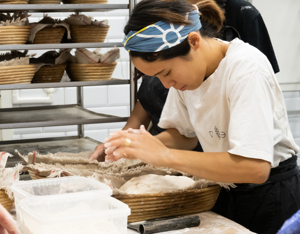 （写真）労働時間は7.5時間。たくさんのパンを作り、みんなでお昼を食べ、家ではゆったり過ごす。「頭の中を整理し、休める時間があることは全ての人にとって必要なのだと思います」とのぞみさん。ライフワークバランスとはこのことか、と肌で感じているそうだ。