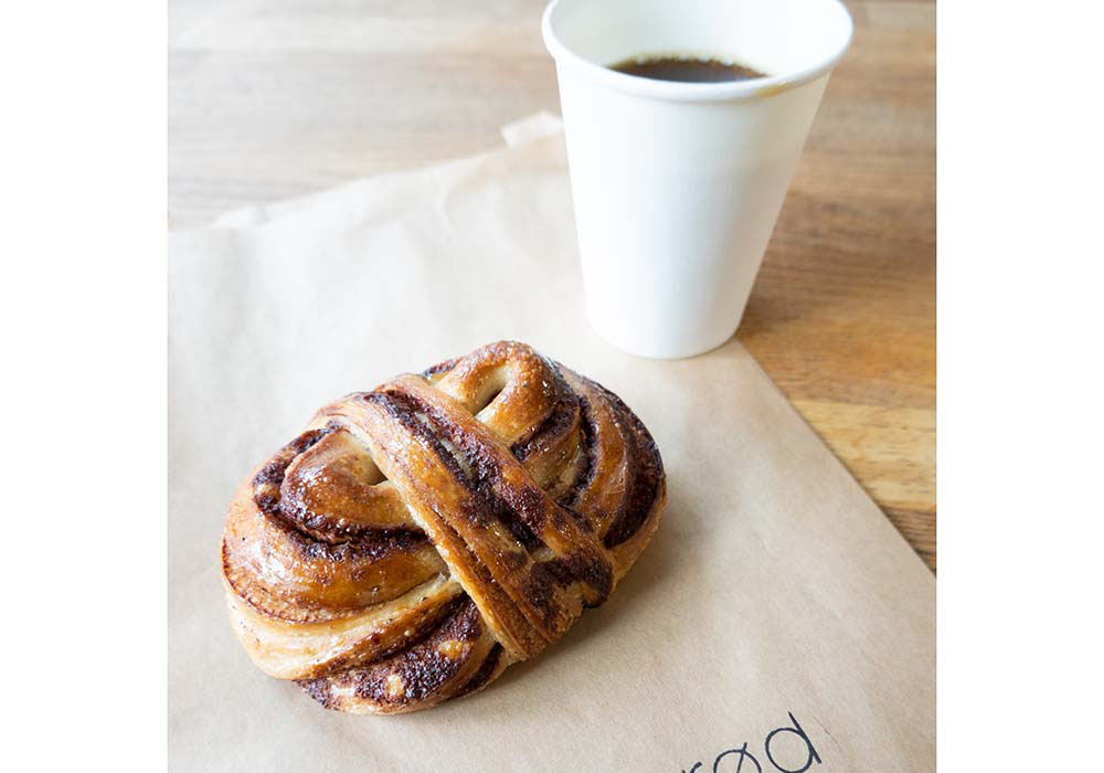 （写真）北欧ではポピュラーなカルダモン入りシナモンロールもサワードウで作る。イレブロで使う麦は全て、石臼挽きノルウェー産オーガニック（北欧由来の在来種がメイン）で、オスロ近郊の製粉会社「ホリモレ(Holli mølle）」から仕入れている。