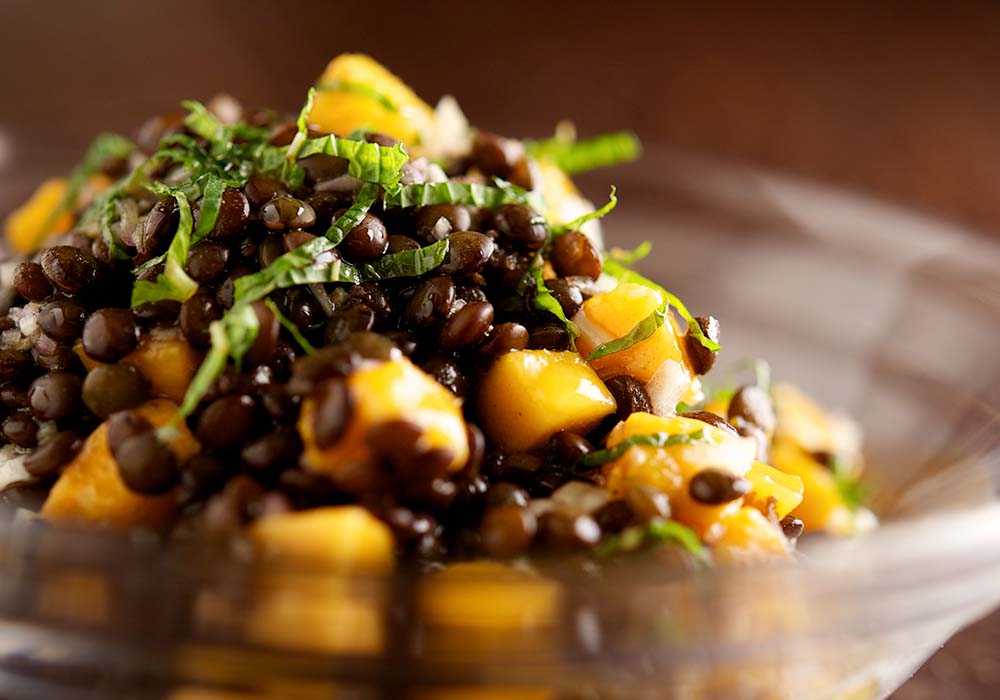 ミントとフルーツで爽快感アップ「レンズ豆とマンゴーのサラダ」プラントベースの始め方