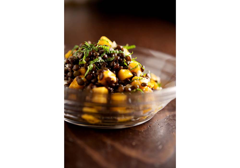 フランス、ピュイ産のレンズ豆は、粒が締まっていて一見硬く見えるが10分で煮上がる。豆の味はギュッと濃いので、フレッシュフルーツのみずみずしさとちょうどいいバランスをとる。ミントの爽快感もアクセントに。