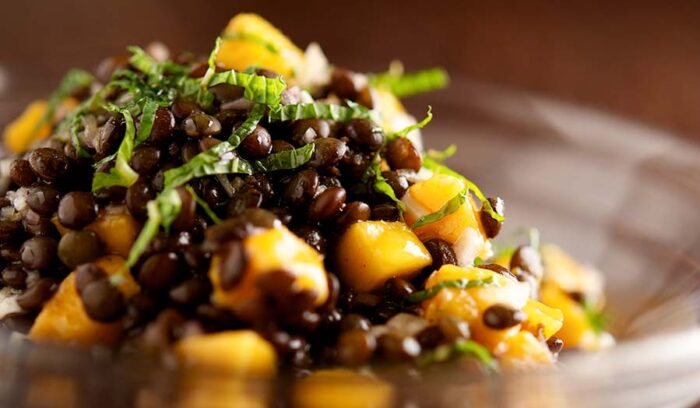 ミントとフルーツで爽快感アップ「レンズ豆とマンゴーのサラダ」