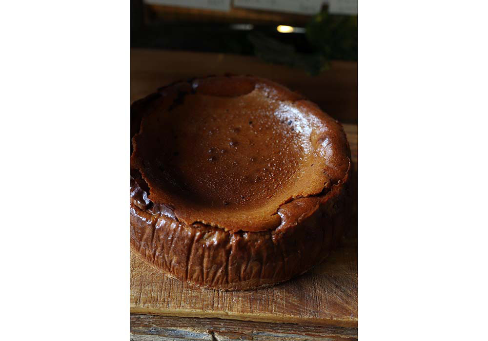 ６種類のスパイスを生地が茶色くなるほどたっぷり加えた、ベイクドチーズケーキ。なめらかな口溶けとともにキリリとしたスパイスが香り立ち、波のように力強く押し寄せる。