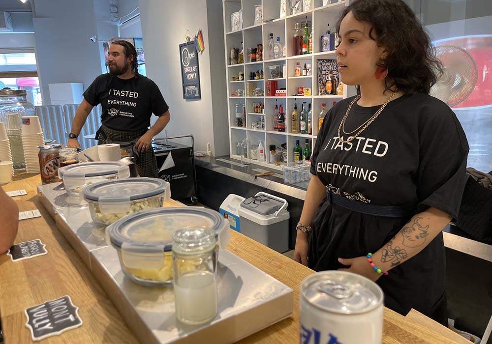 （写真）試食コーナーではいくつかの食品を実際に食べることができる。いくつか試食したが、とある甲虫は硬くて噛み切れず、食すのが難儀であった。