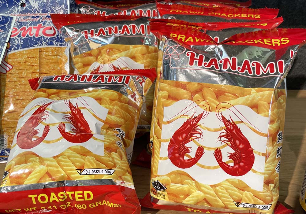 （写真）ショップで販売されているエビのスナック。日本ではポピュラーな菓子も、食べ慣れない国では嫌悪感を抱かれるのだろうか？