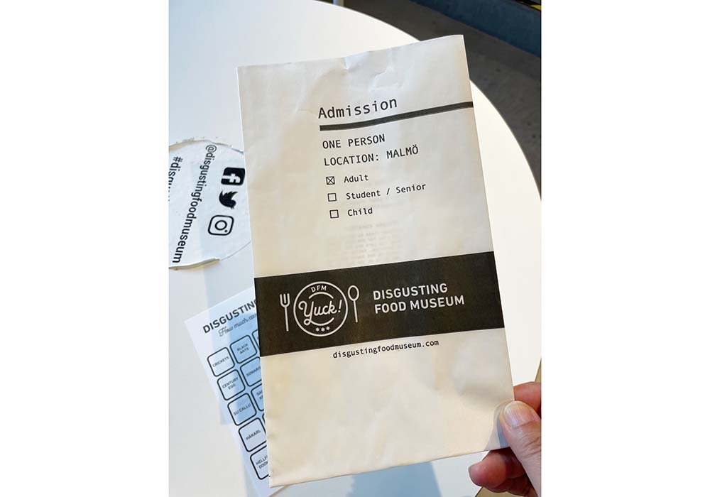 （写真）入場チケットは嘔吐袋も兼ねている。開館以来何人が嘔吐したか、また最後に嘔吐した人から何日経っているかを記した掲示板もある。