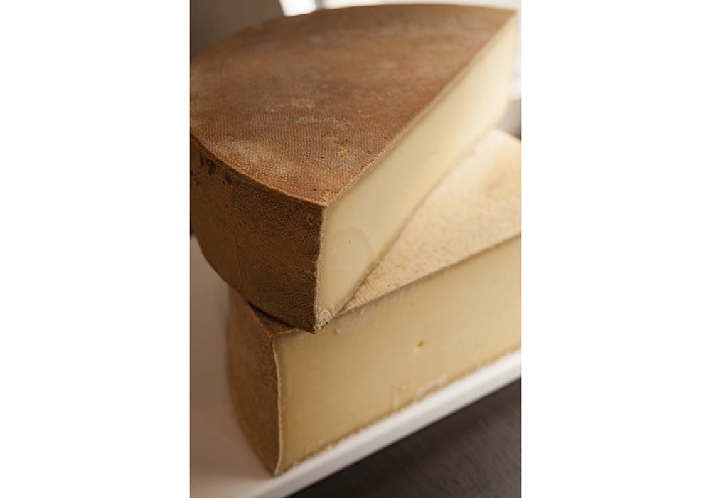 ありがとう牧場 しあわせチーズ工房の５カ月熟成チーズ「幸（さち）」（上）と、チーズ工房チカプの９カ月熟成チーズ「シマフクロウ」（下）。都内ではここでしか購入できない小規模生産者のチーズも多い。