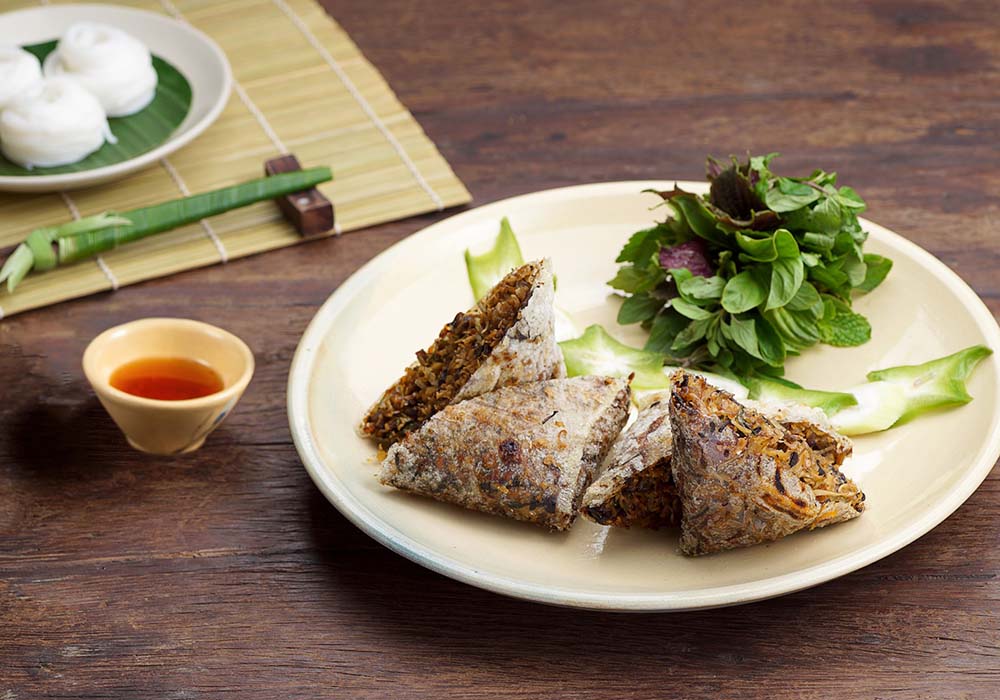 （写真）「四角形の揚げ春巻き」（270,000ドン）。エリンギ、シイタケ、キクラゲなど多種類のキノコを使用。キノコは植物性タンパク質、ビタミン、ミネラルが豊富で活力を高める効果がある。