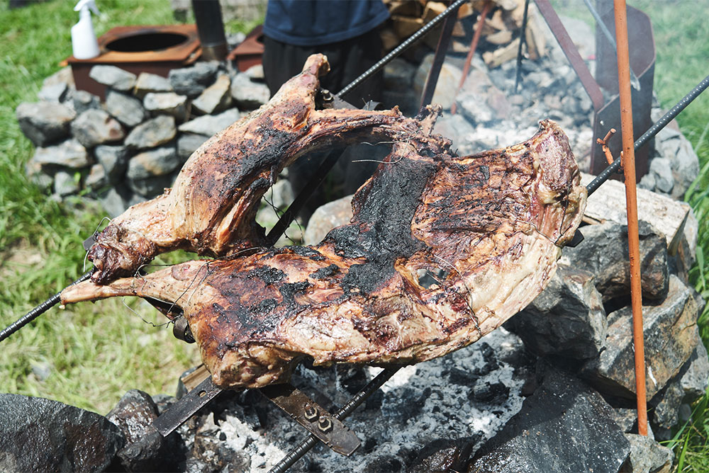薪火を使ったジビエ料理