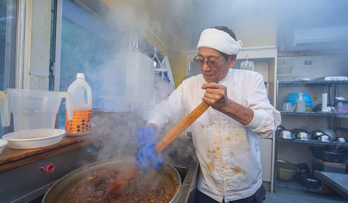 76歳。「釣れたばかりのビリビリのカツオを、ニンニクで食べるのは最高で」