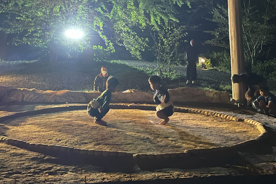 夕食会場の公民館の前ではいつものように子供たちが相撲の稽古。思いがけず、こんな光景を見てもらうことができた。