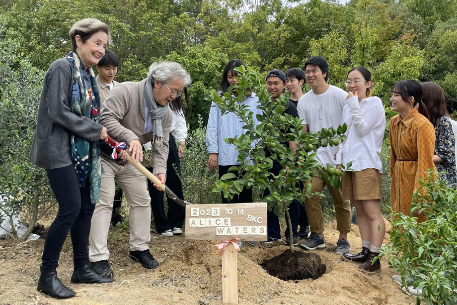 【10月14日】立命館大学で講演。会場には400人以上が集まり、オンラインの参加も400人以上。食マネジメント学部の石田雅芳先生はイタリア在住時代、スローフードインターナショナルの事務局で働いた経験を持つ。学生たちと食べられる樹、マイヤーレモンを植樹。