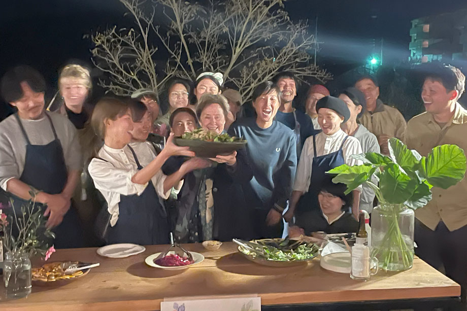 「農家が祝福されるすばらしいイベント。これまでで何本かの指に入るくらい素敵な夕食だった」とアリス。会の最後にフードハブの白桃薫共同代表・農業長が「今日は播種日です」と締め括った。