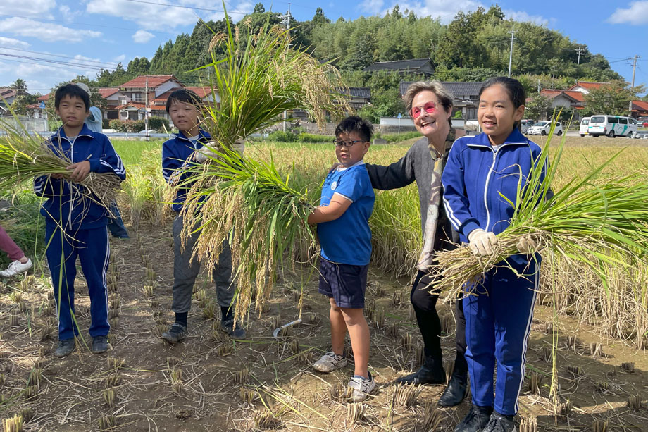 「心から子供が好きなのがよくわかる。時差もあり、疲れも重なり、おそらくもう部屋に戻ってベッドに倒れ込みたいに違いない時に、子供がいると気付いた途端、彼女の身体から物凄いエネルギーが湧いてくるのを見ました」と萩原さん。
