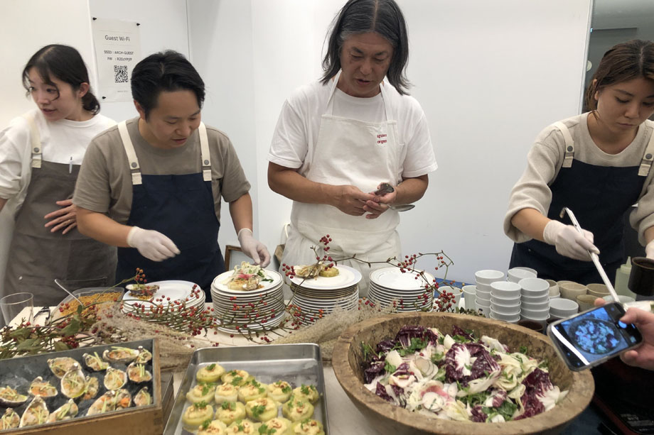 紺野真さんと「organ」のスタッフが懇親会のフードを担当。アリスのトークイベントにふさわしい料理が並んだ。