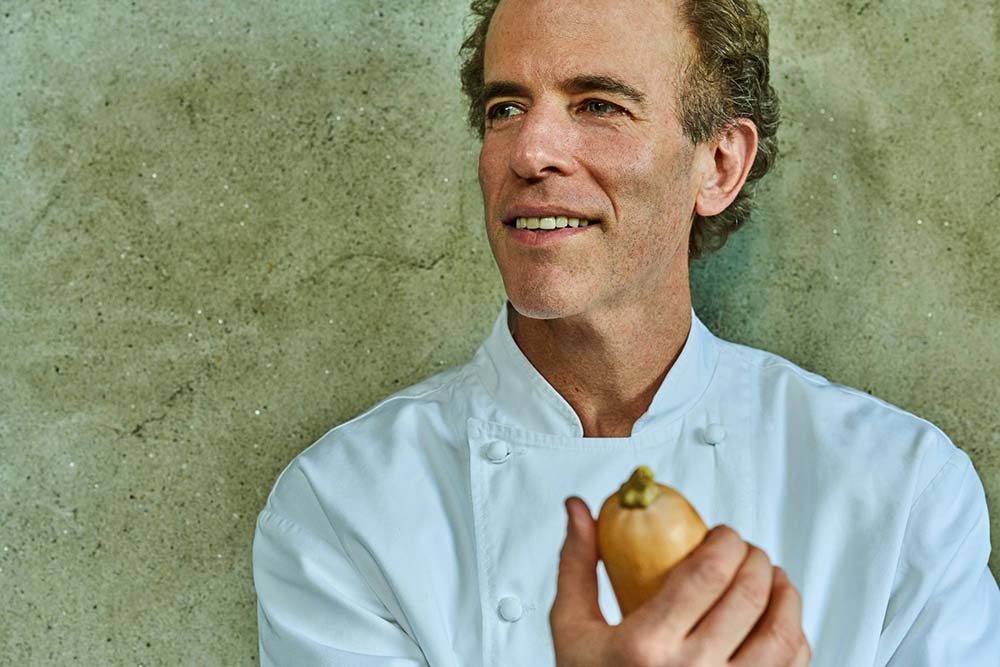 （写真）ダン・バーバー氏のサステナビリティ推進への努力の評価は高く、著書『食の未来のためのフィールドノート』（日本語版：NTT出版刊）や『ニューヨーク・タイムズ』紙の他、主流のメディアを通じての活動はもちろん、オバマ政権下では健康・栄養に関する諮問委員も務めている。