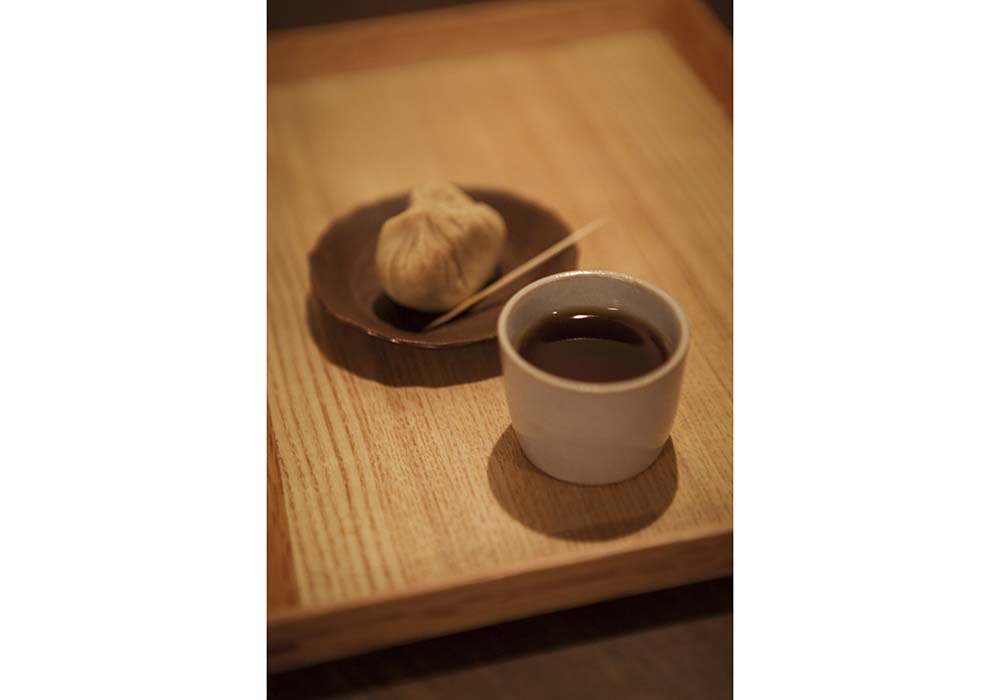 ピュアな糖の甘さの和菓子が華やかな浅煎りを引き立てる。「祖餐」自家製の栗の茶巾絞りと合わせて。木の実のふくよかで繊細な香りが、透明感のあるコーヒーにのせられて広がる。乳脂肪や卵など動物性の油脂が立った菓子なら深煎りと。
