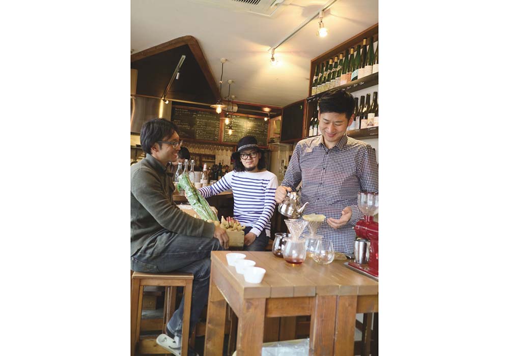 月３回、井の頭公園「ビアンカーラ」で開かれる“軒市バルシェ”。商店街に面した扉を開け放して、生産者も売り場に立って野菜や瓶詰めなどを販売。村井さんもポップアップのミニスタンドを出店。