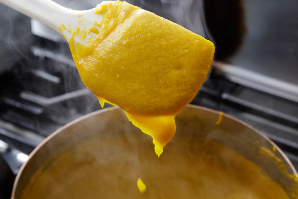 フツフツと沸く程度の火加減で、絶えず混ぜながら煮詰める。ぽったりする濃度になったら火から下ろす。