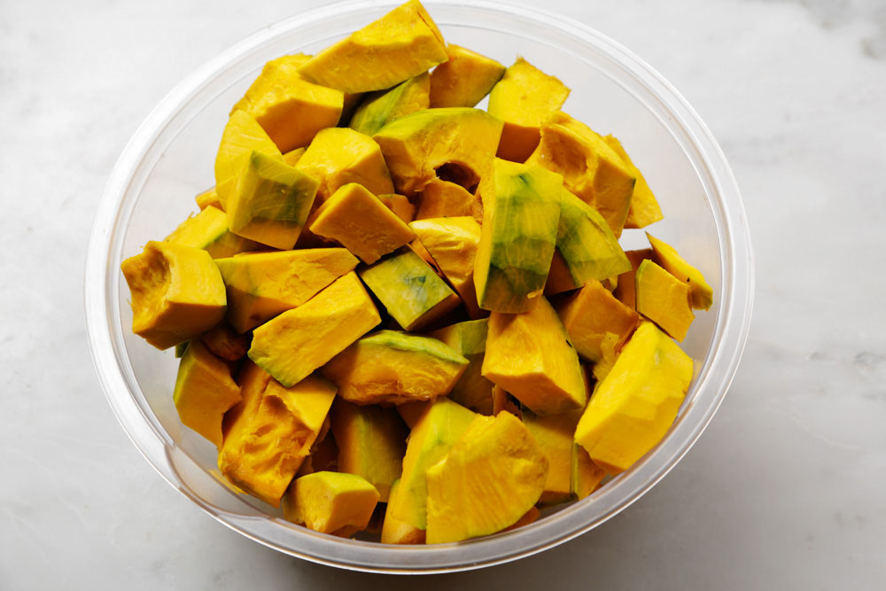 カボチャを切る