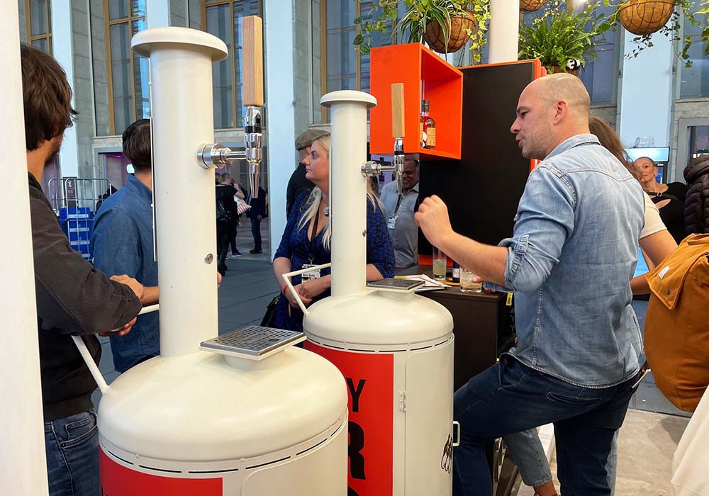 （写真）フードロスに取り組む「DISCARDED SPRITS CO.」のスタンドでは、ウイスキーサワーをタップで。ディスカーデッド（discarded）とは“捨てられた”の意。スコットランドのスコッチウイスキーメーカー「William Grant & Sons Ltd」との取り組みだ。