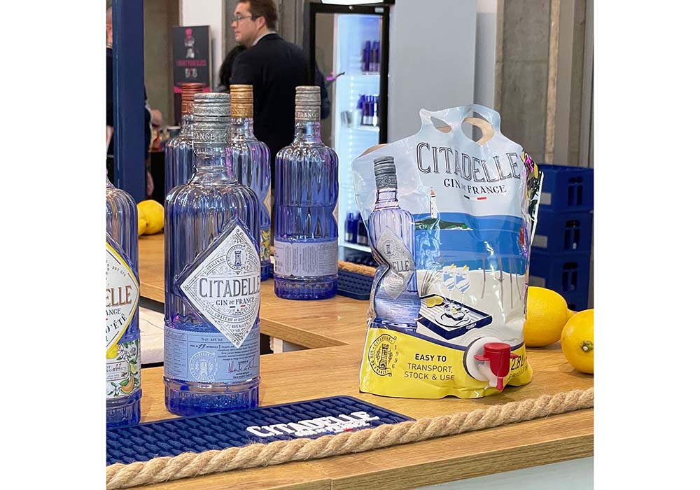 （写真）フランス、シタデル社はボトル４本分のオリジナル・ジンをパウチバッグに。「海にも持って行けます」と、メーカーは軽量で持ち運びやすい利便性を謳う。