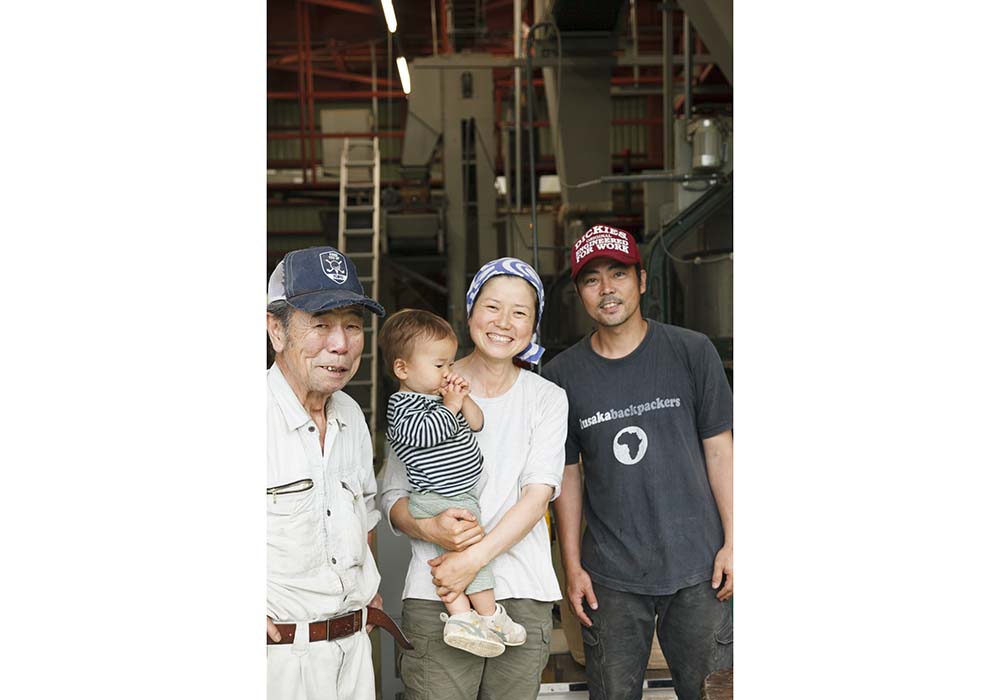 .左から杵塚敏明さん、歩さん、畑を担当する夫の浩之さん。