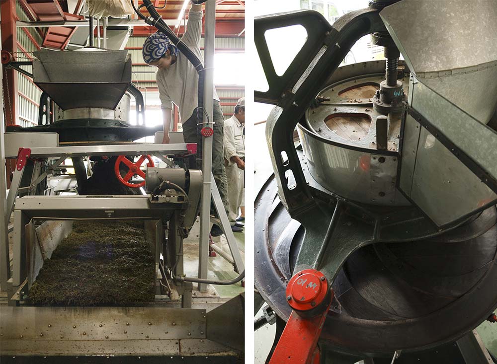 加工を管理する歩さん。温度変化が出にくい木製の揉捻機は、回し終わる度に掃除。機械の中に残った茶葉を１枚残らず除去する。