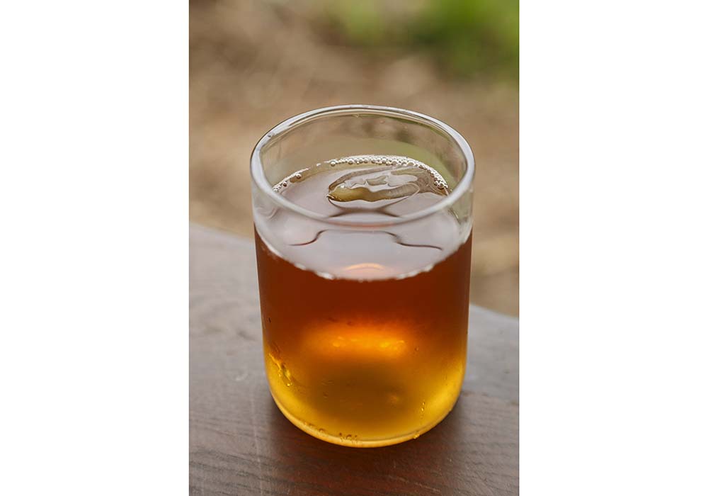 アイスティは時間が経っても濁らない。さっぱりとした和紅茶は食中にも合う。