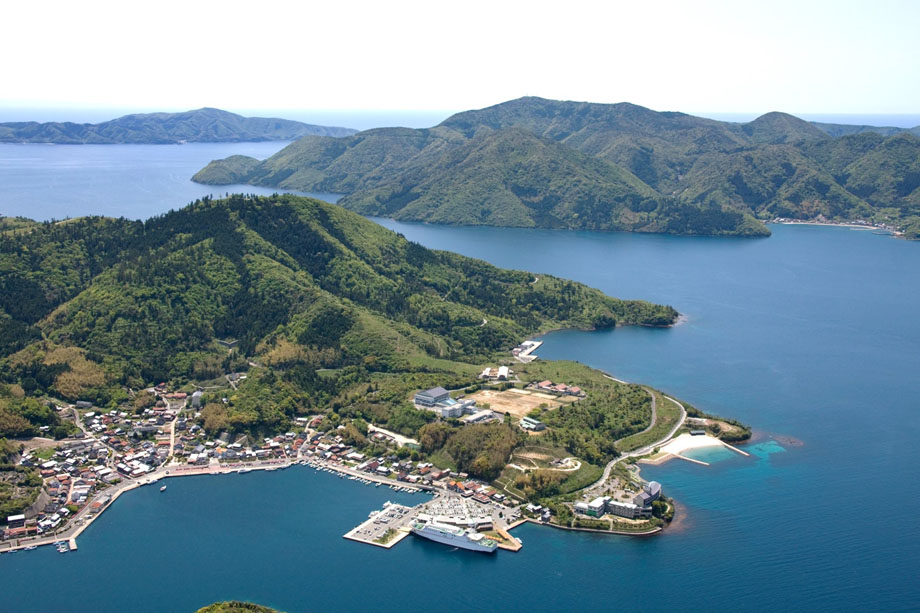 隠岐の離島、海士町は少子高齢化による人口減少、財政難を抱えていたが、様々な取り組みにより、移住者の定着率が高く、2010年以降、人口はほぼ横ばいに。島唯一の高校である島根県立隠岐島前高校には、全国に先駆けて取り組んだ高校魅力化プロジェクトが功を奏して全校生徒の2/3が島外からやってくる。