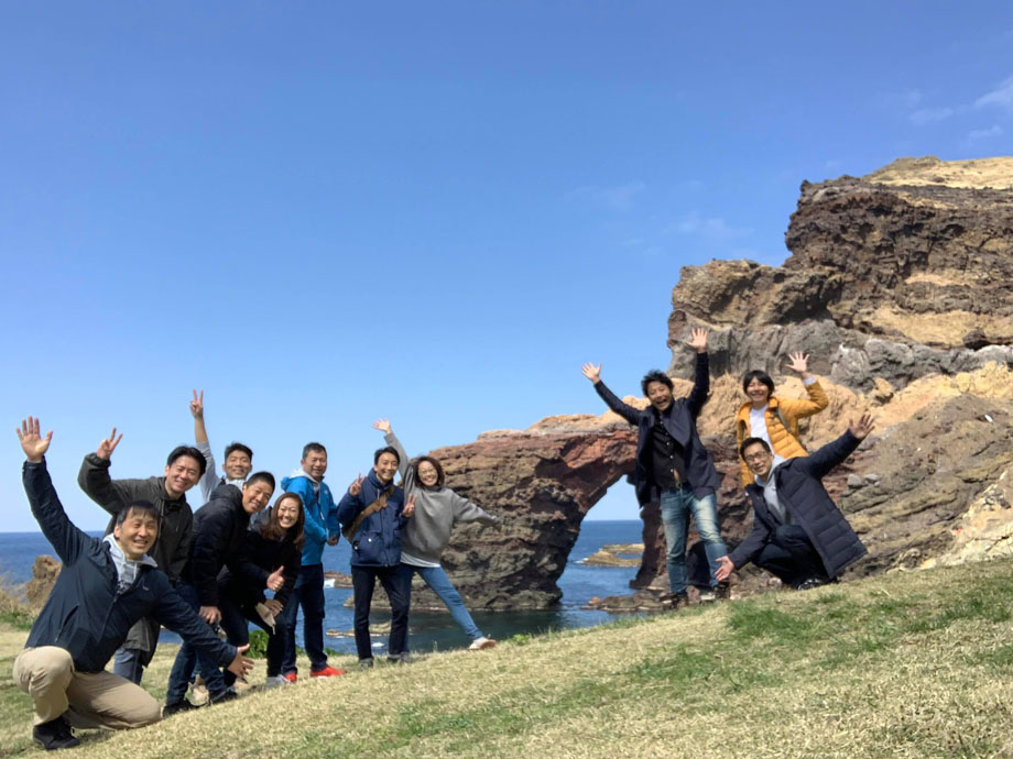 島特有の地形を活かしたプログラムが盛りだくさん。摩天崖を歩くディープタイムウォークやゆっくり歩くマインドフルウォークなどで身体知を認識する。青空教室も多数。