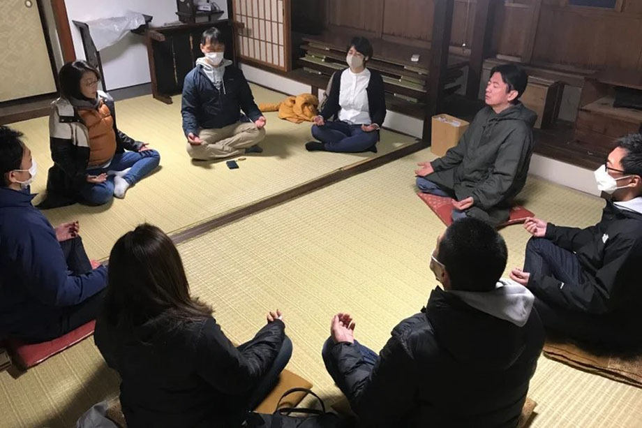 瞑想タイム。自分自身の心の中を見つめ、感じたことを考える内省の時間が、身体知で得た気付きを次のステップへと進めてくれる。